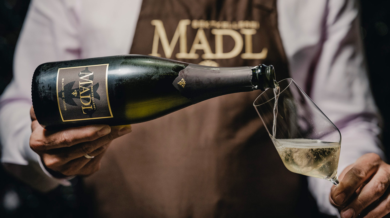 Servírování Madl-Sekt Blanc de Noirs Brut