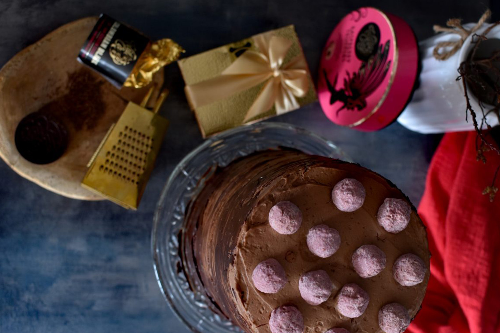 Čokoládový dort s čokoládou a malinovými pralinkami
