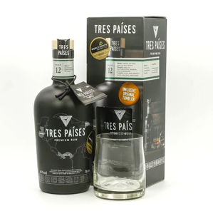 Tres Países Premium Rum Blend se sklenicí