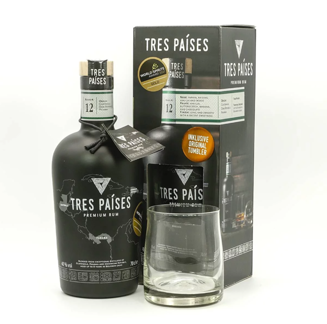 Tres Países Premium Rum Blend se sklenicí