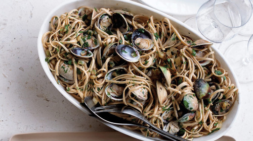 Celozrnné těstoviny linguine se škeblemi a fenyklem